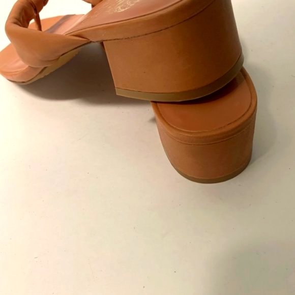 VINCE CAMUTO STACKED HEEL SANDALS - Picture 3 of 5